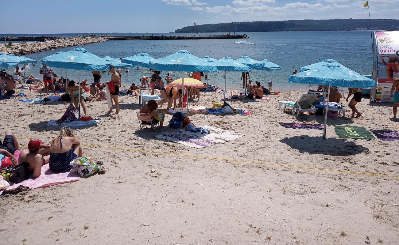 Foto af Treta Buna med hvidt sand overflade