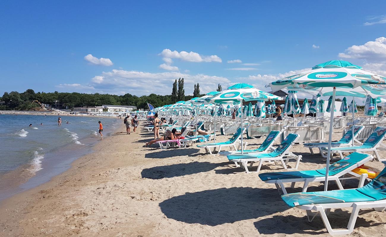 Foto af Kraymorie beach med lys sand overflade