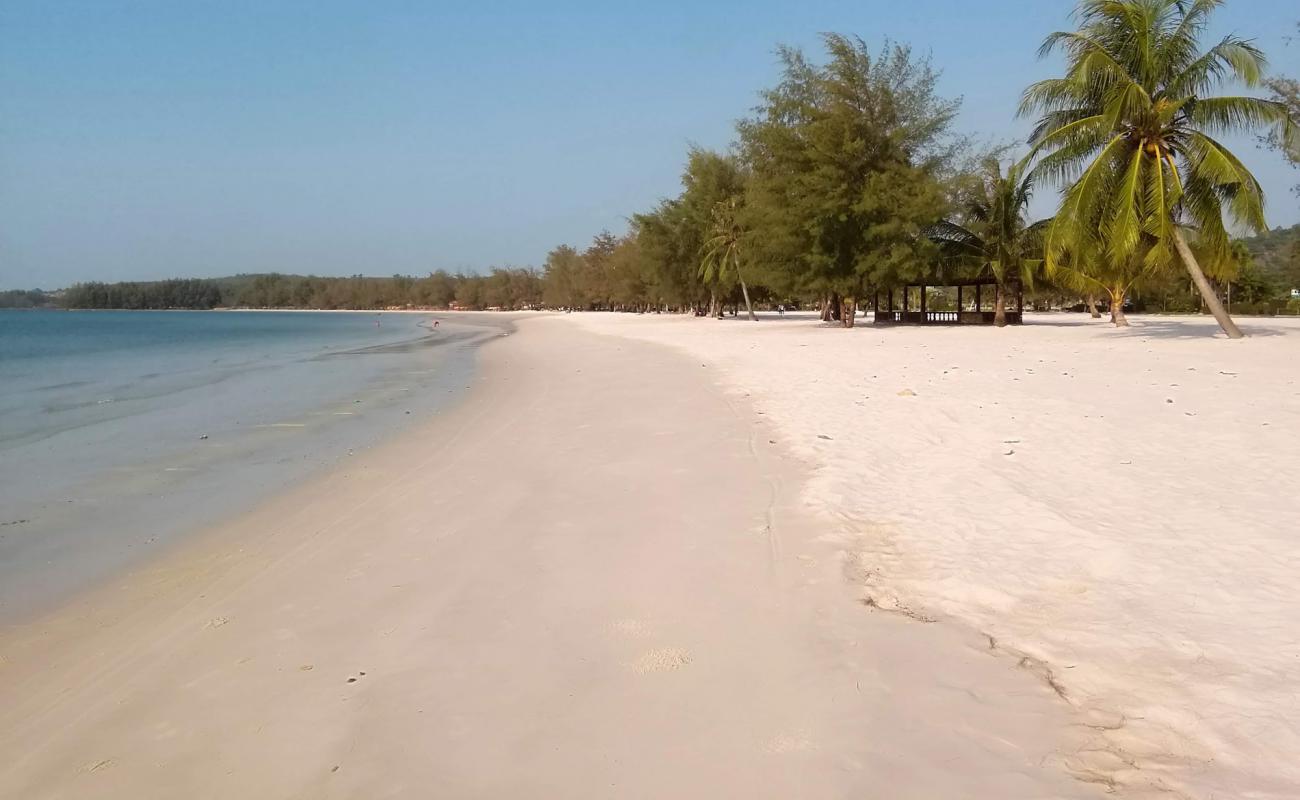 Foto af Prek Treng Beach med hvidt fint sand overflade