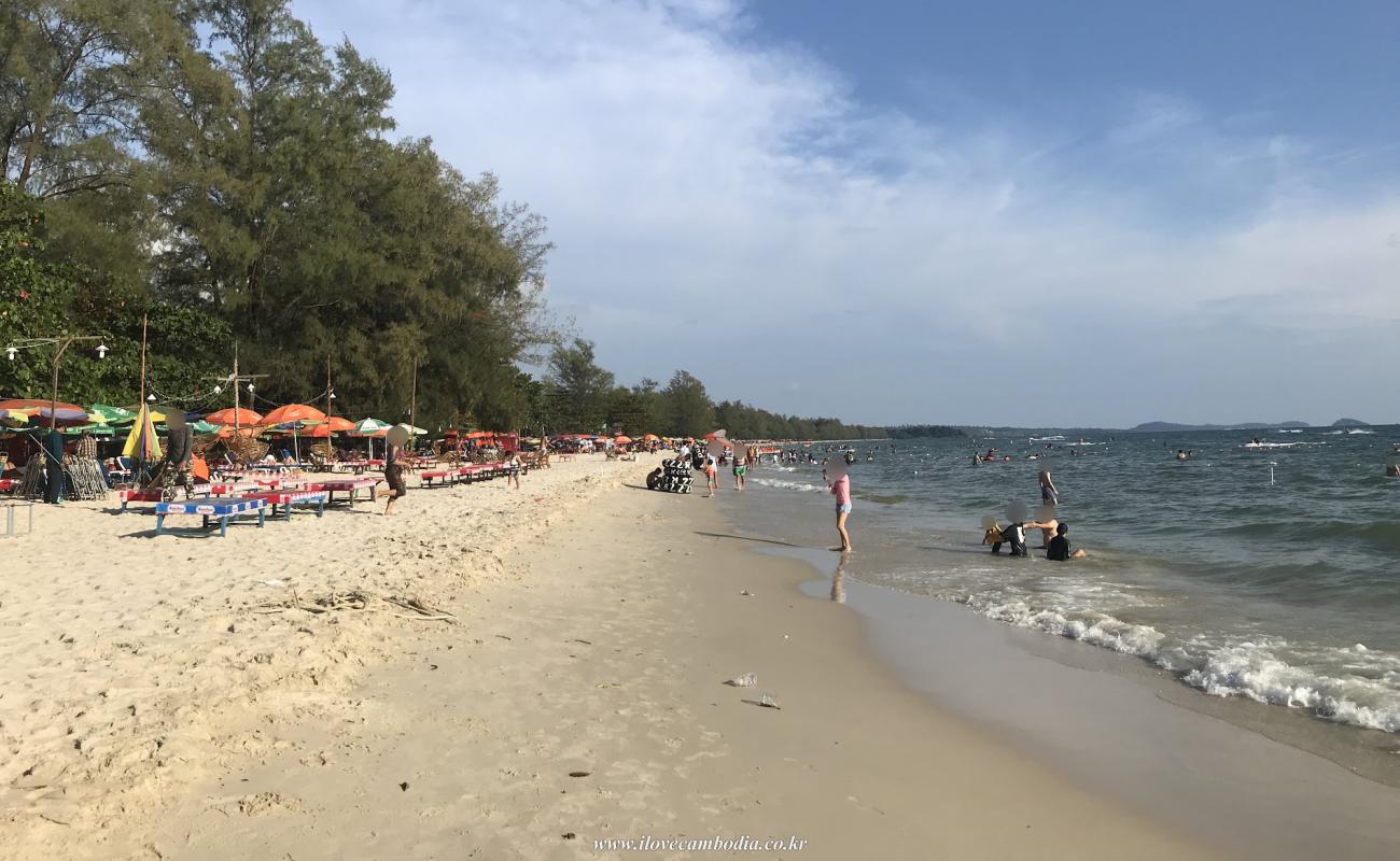 Foto af Ou Chheuteal Beach med lys sand overflade