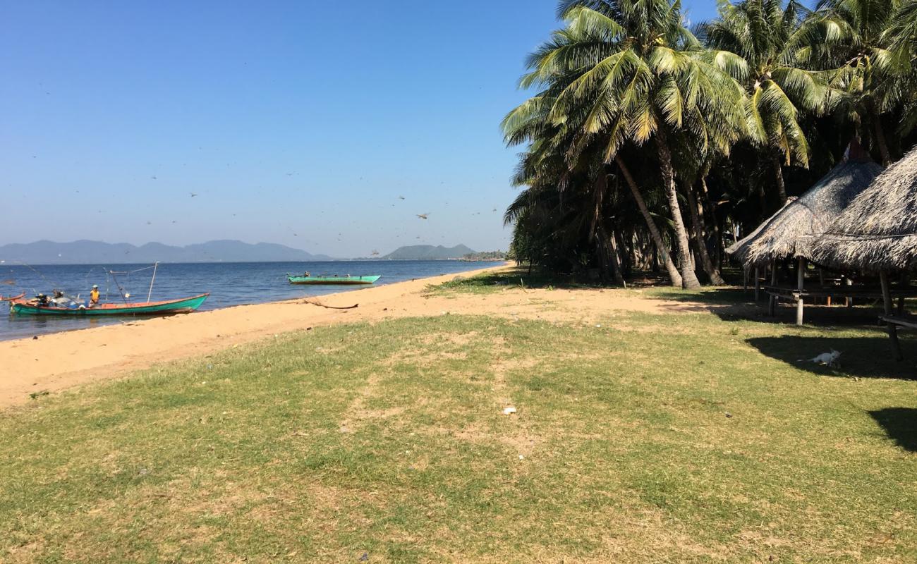 Foto af Angkol beach med lys sand overflade