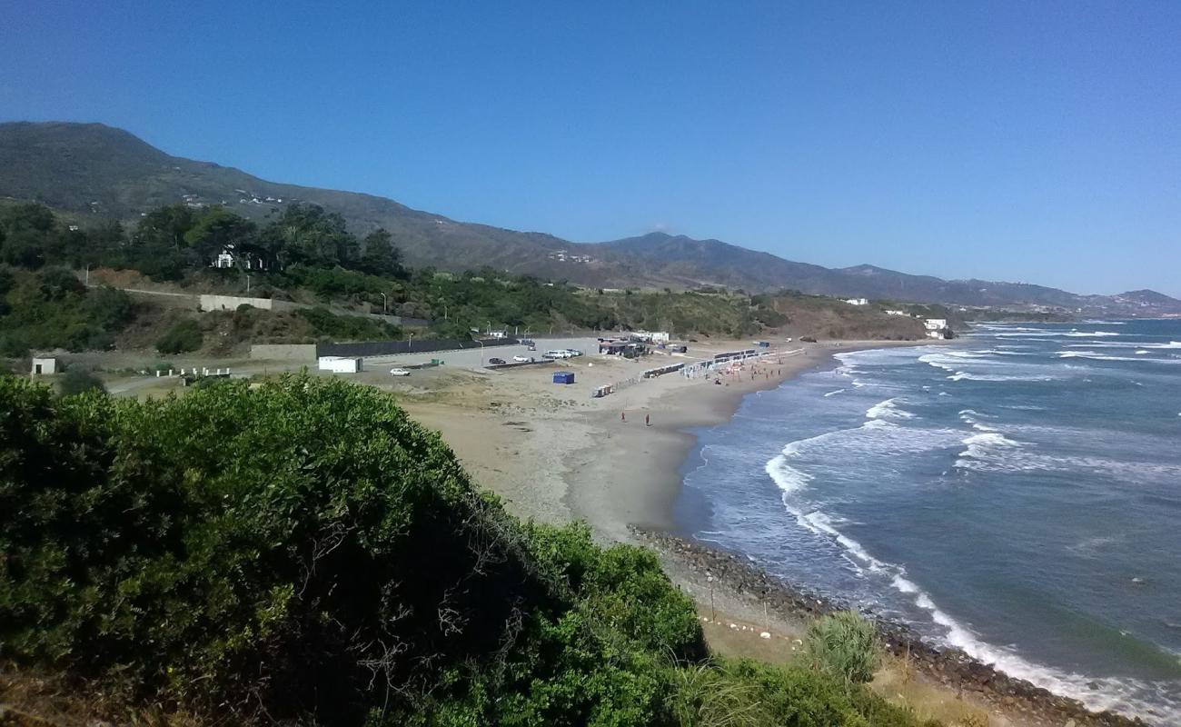 Foto af Plage Azeffoun Le Caroubier med gråt sand og småsten overflade