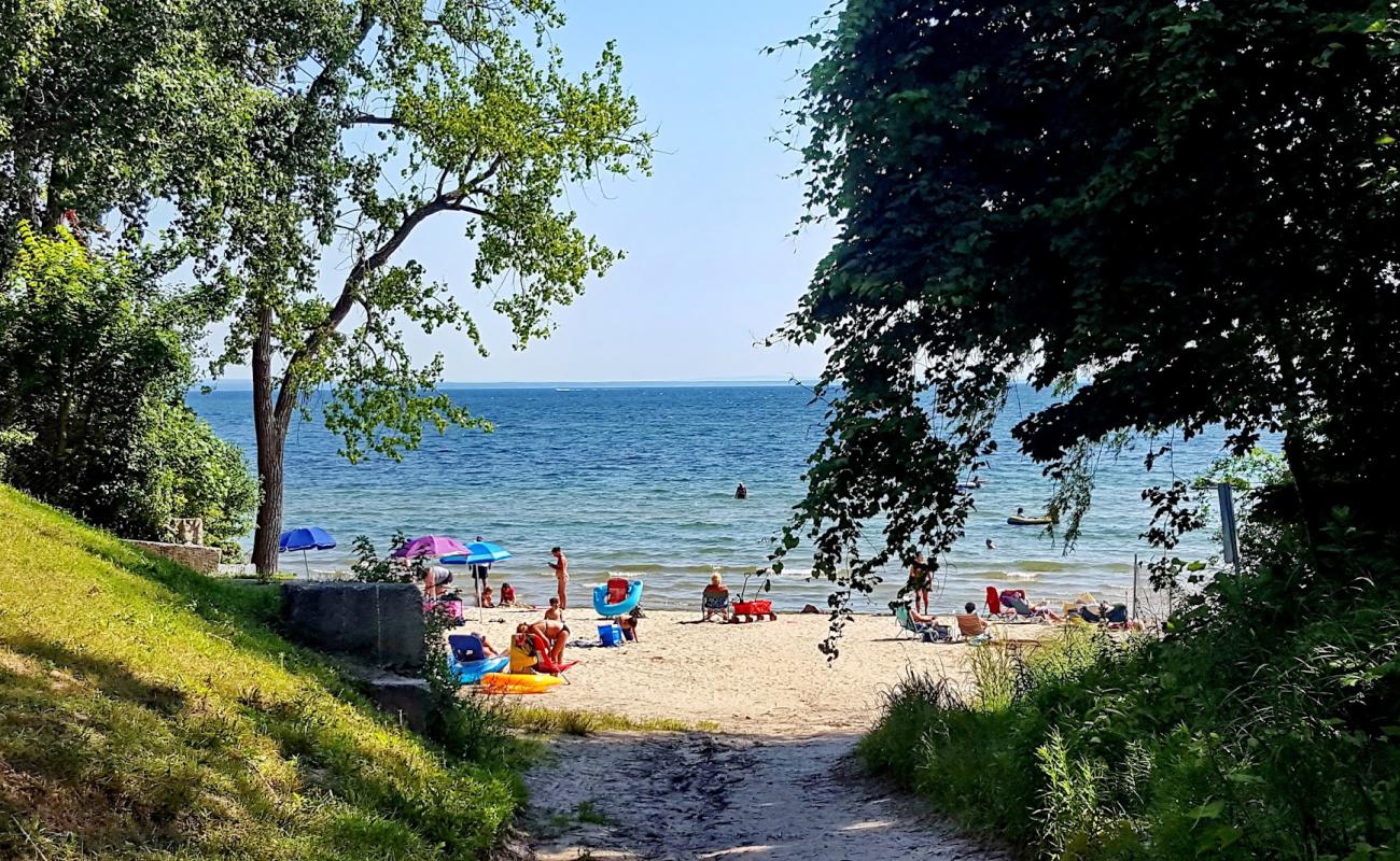 Foto af Crescent Beach med lys sand overflade