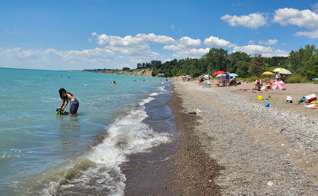 Foto af Port Bruce Beach (Dubs Beach) med let sand og småsten overflade