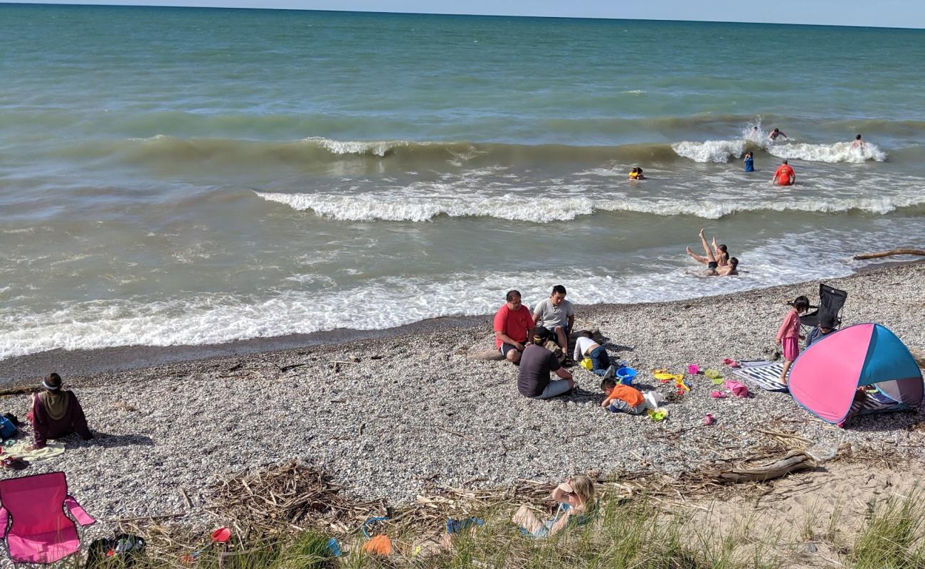 Foto af Burley Beach med lyst sand & sten overflade