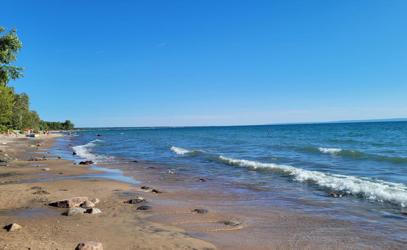 Foto af Tiny Beach med lys sand overflade