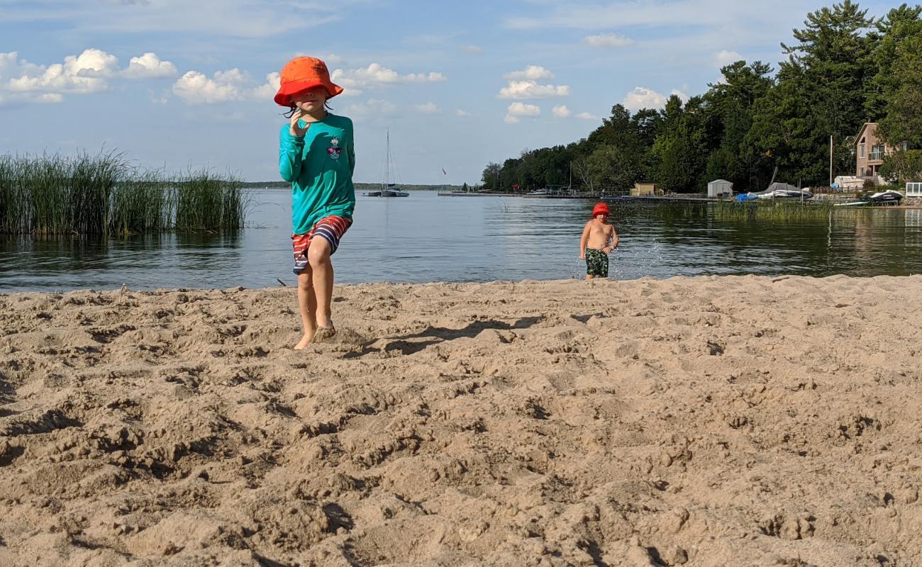 Foto af McKenzie Beach med græs overflade