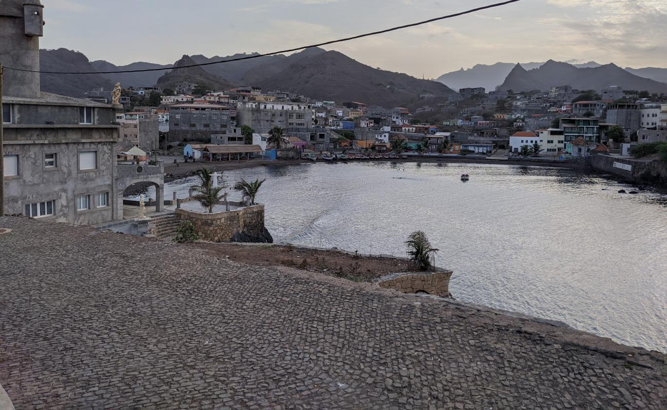 Foto af Porto Calheta med sort sand og småsten overflade