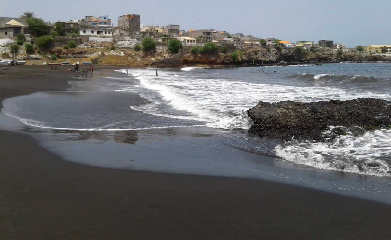 Foto af Praia Clarinha med sort sand overflade