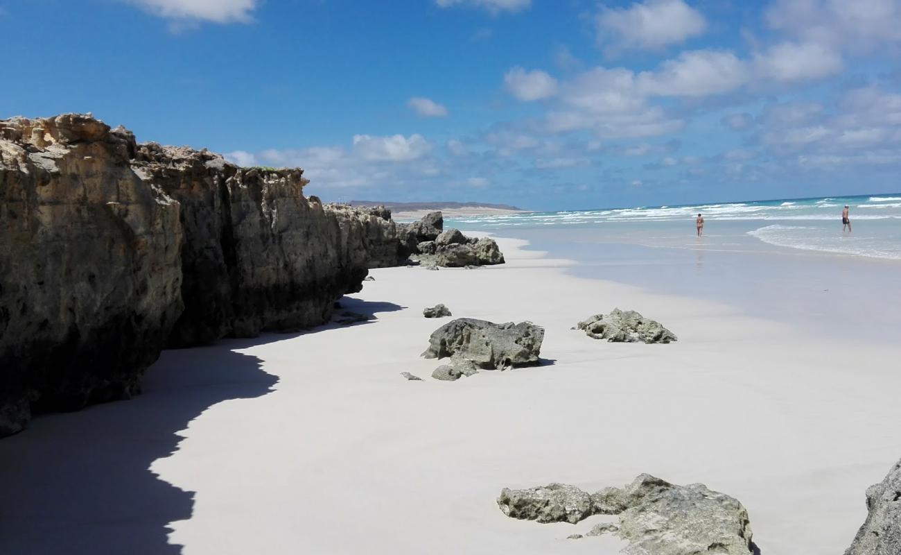 Foto af Praia da Atalanta med lys sand overflade