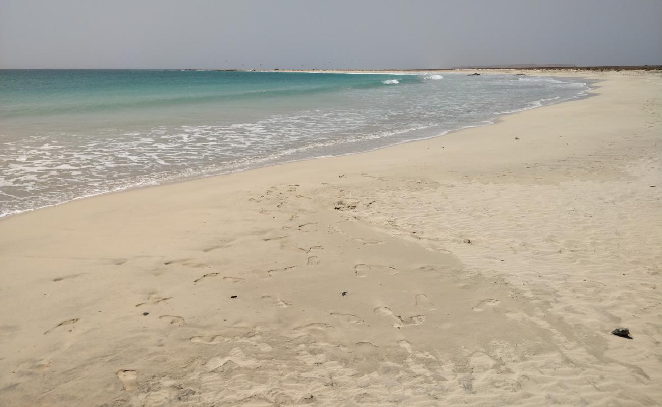 Foto af Praia de Abrabas med lys fint sand overflade