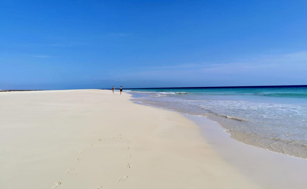 Foto af Praia do Curralinho med lys fint sand overflade