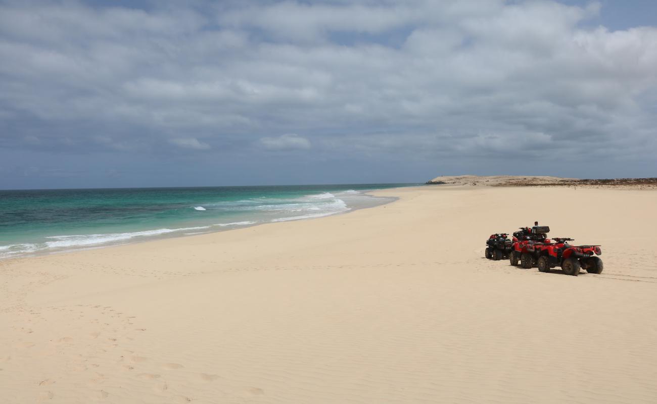 Foto af Curralinho Beach med lys fint sand overflade