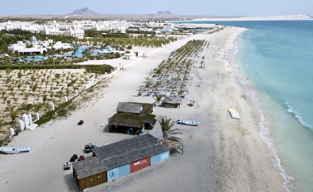 Foto af Praia das Dunas Beach med lys fint sand overflade