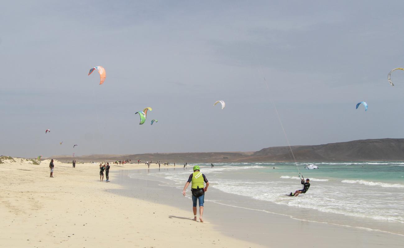 Foto af Kite Beach - Sal Cape Verde med lys sand overflade