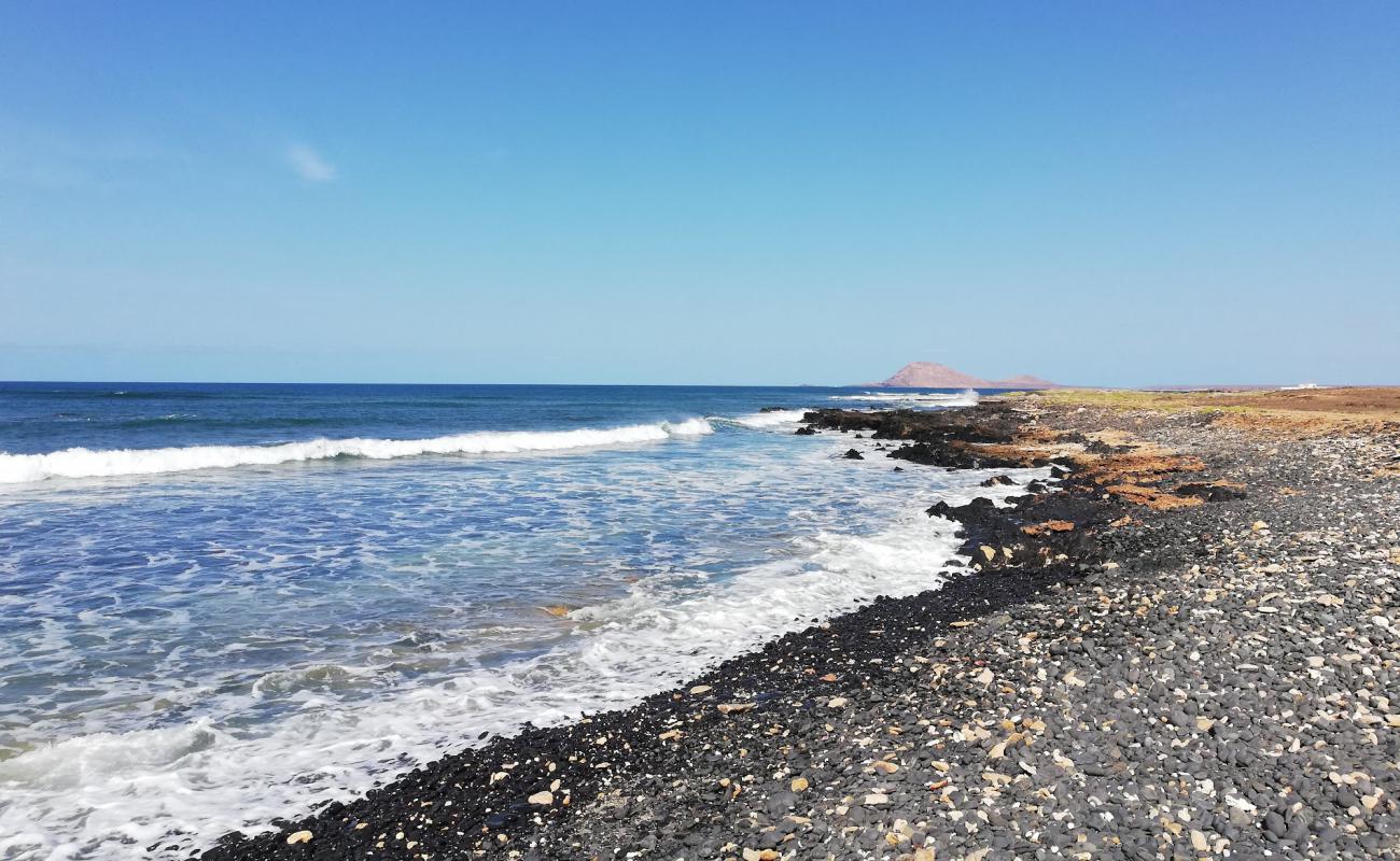 Foto af Black Beach med gråt sand og sten overflade