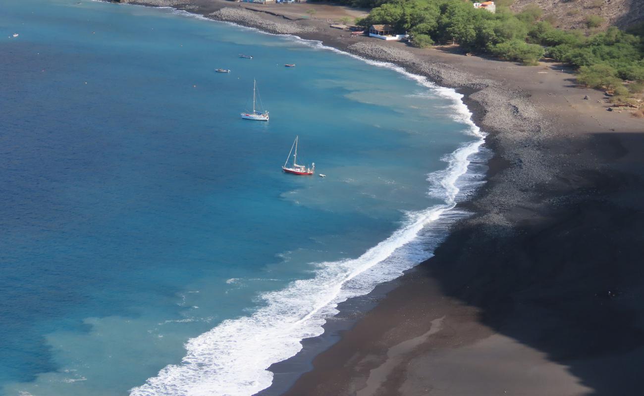 Foto af Tarrafal Beach med sort sand overflade