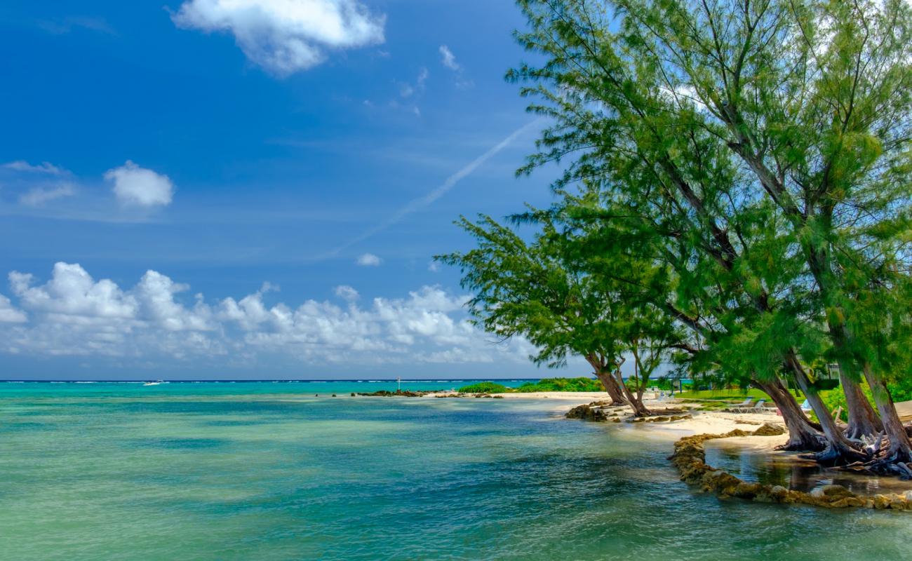 Foto af Rum Point beach med lys sand overflade