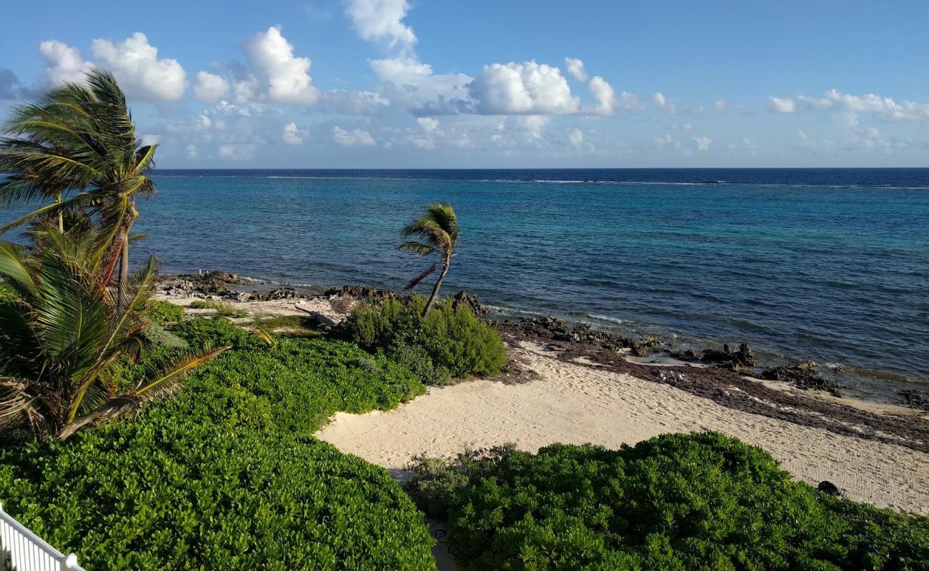 Foto af Caiman Kai beach med lys sand overflade