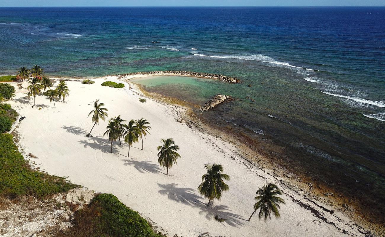 Foto af St.James beach med lys fint sand overflade