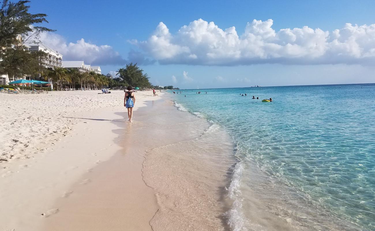 Foto af Seven Mile Strand med lys fint sand overflade