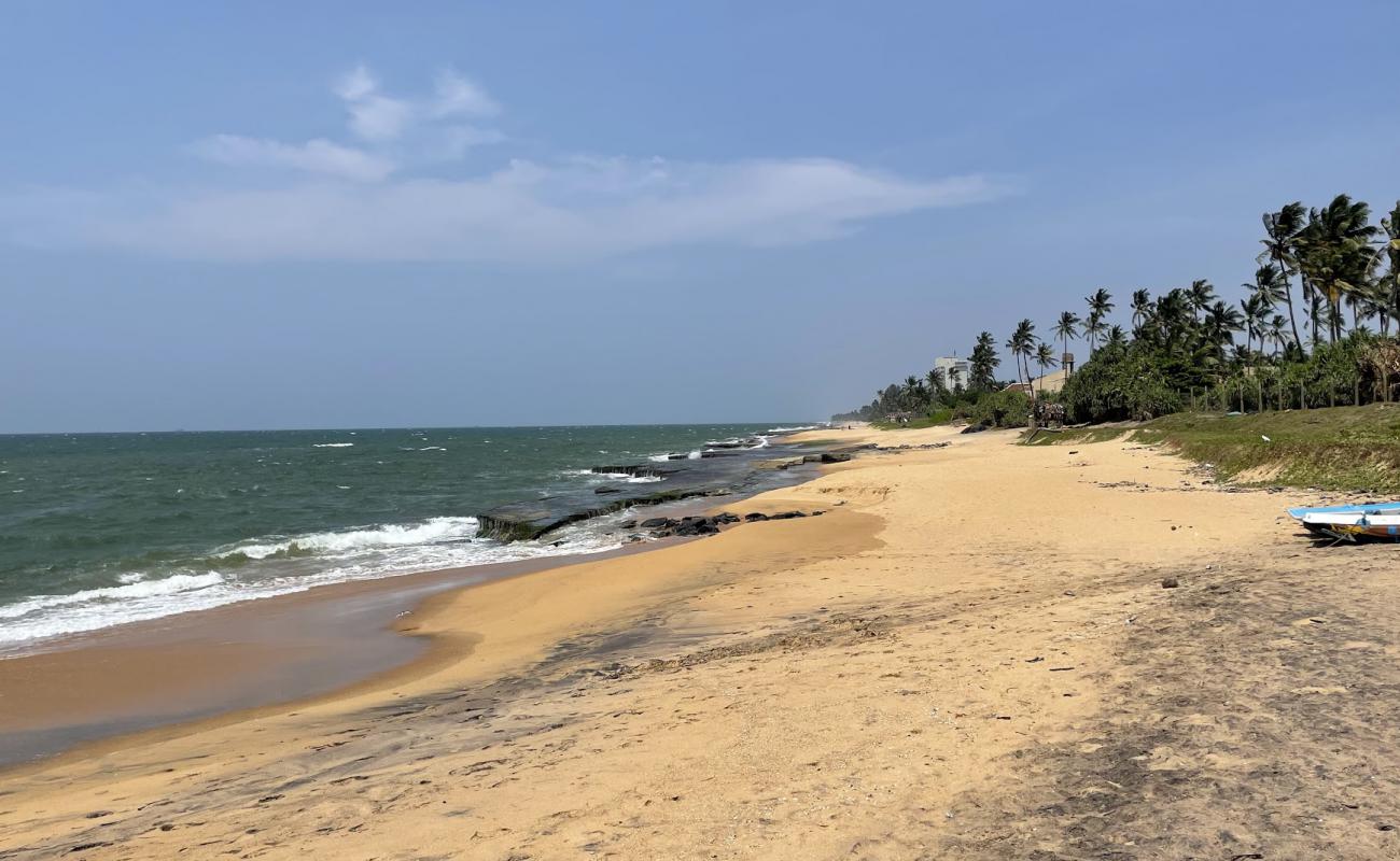 Foto af Uswetakeiyawa Beach med lyst sand & sten overflade