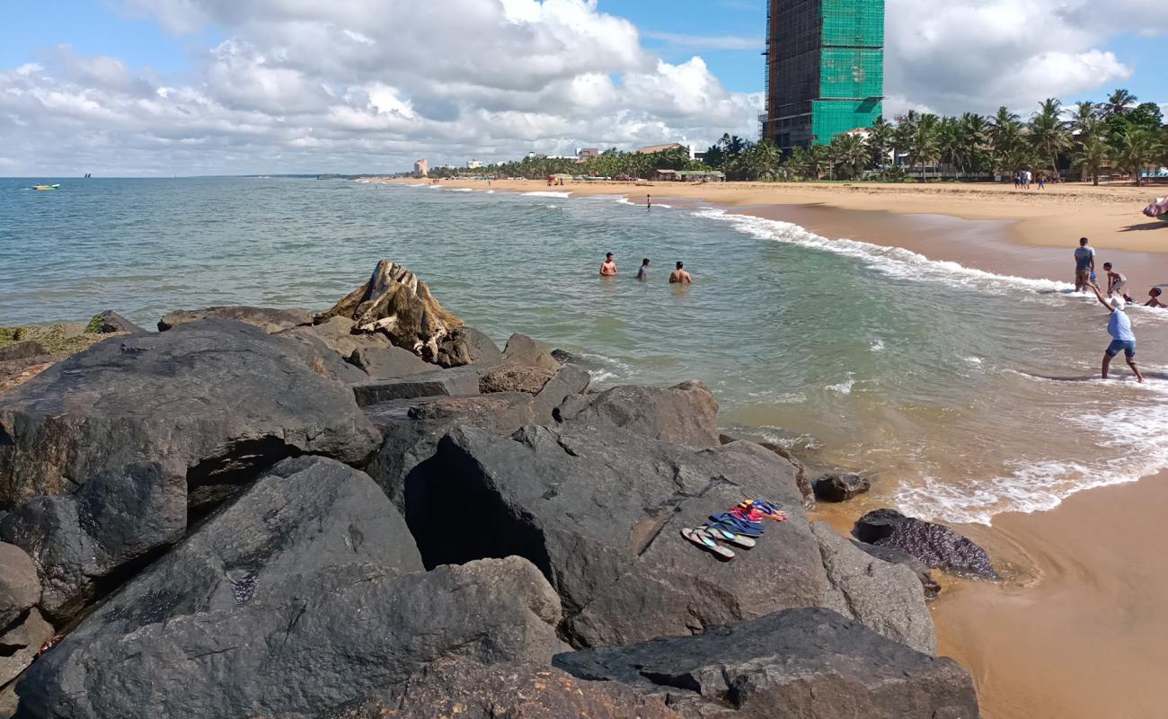 Foto af Browns Beach med lys sand overflade