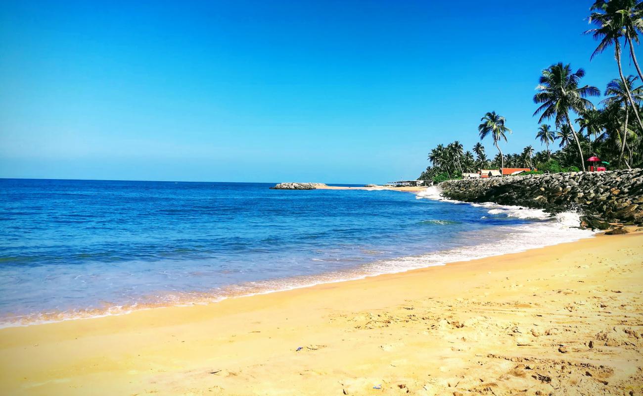 Foto af Ulhitiyawa Beach med lys sand overflade