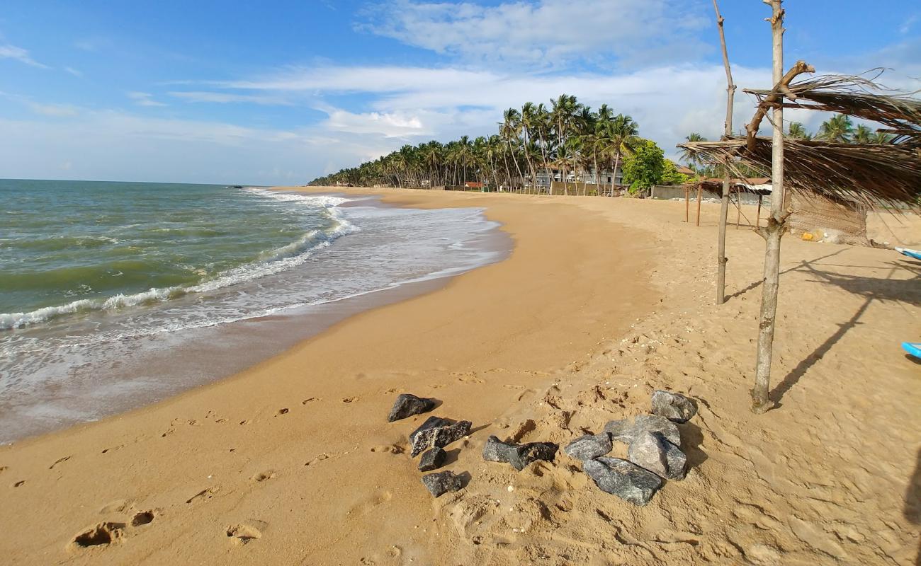 Foto af Thalwila Beach med lys sand overflade