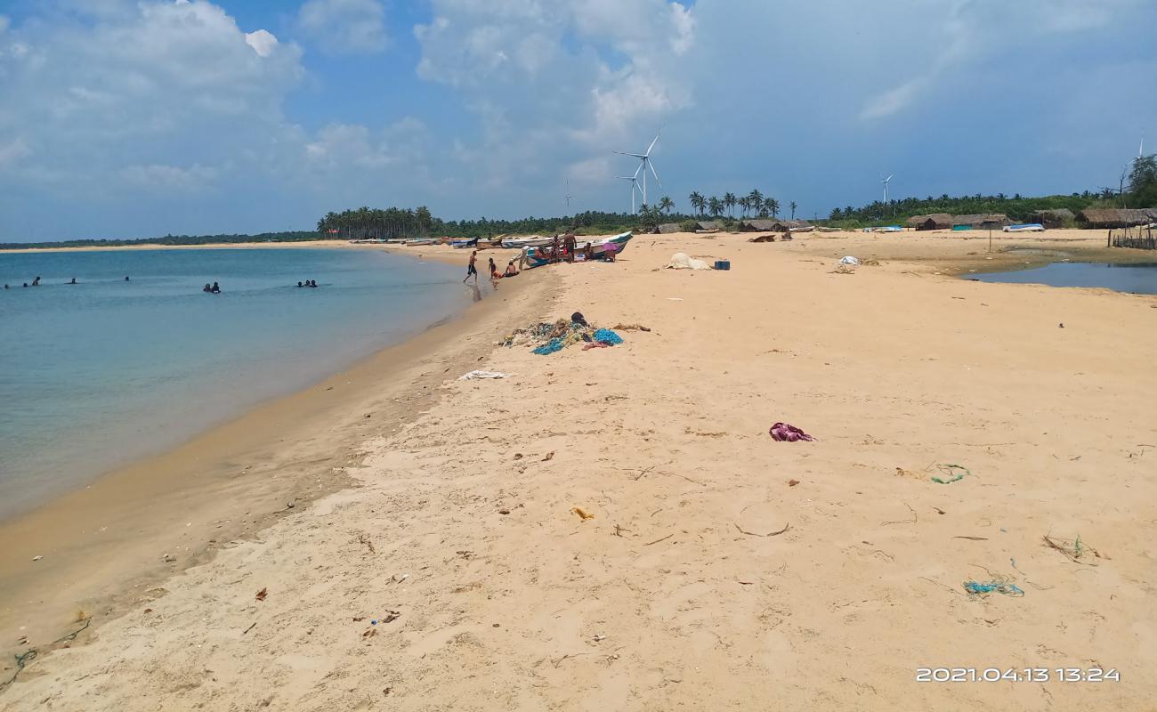 Foto af Kudawa Beach med lys sand overflade