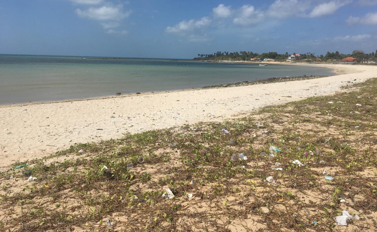 Foto af Akkarai Beach med let sand og småsten overflade