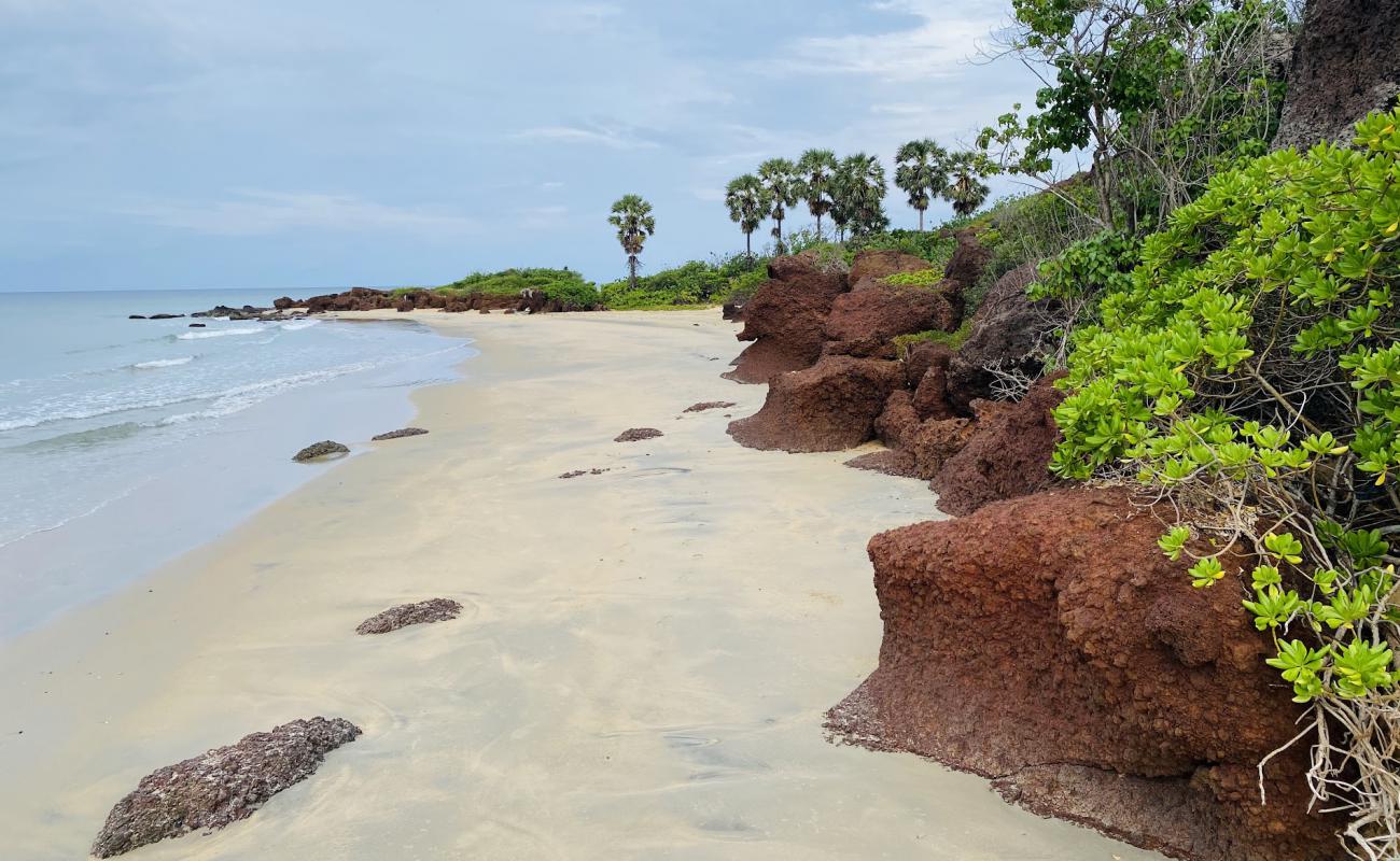 Foto af Old chemmalai beach med lys sand overflade