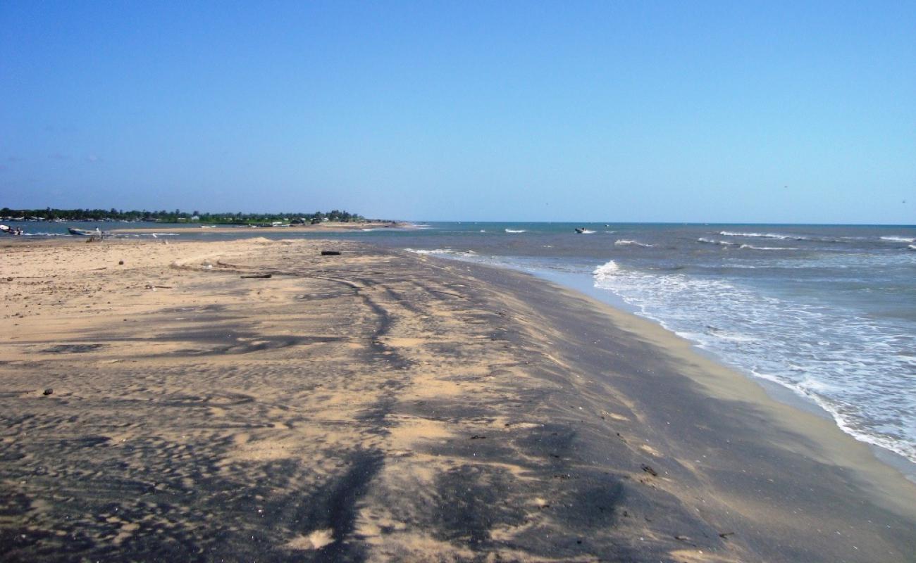 Foto af Pulmoddai Beach med sort sand overflade