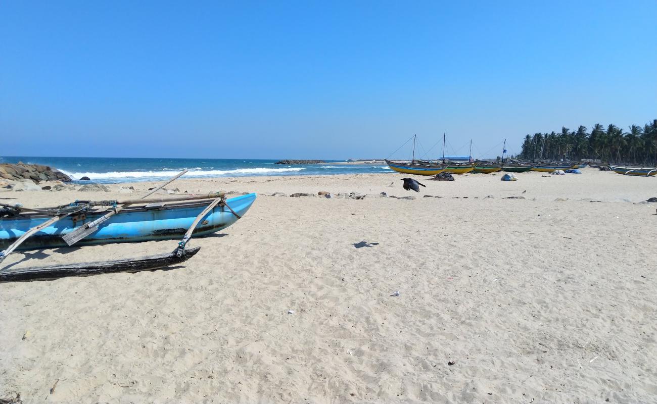 Foto af Oluvil Beach med lys sand overflade