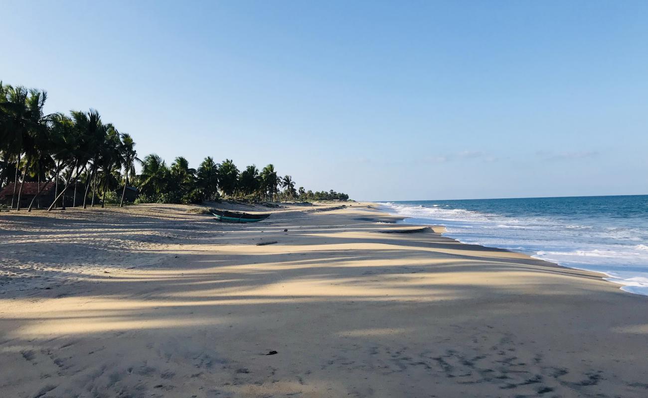 Foto af Akkarapaththu beach med lys sand overflade