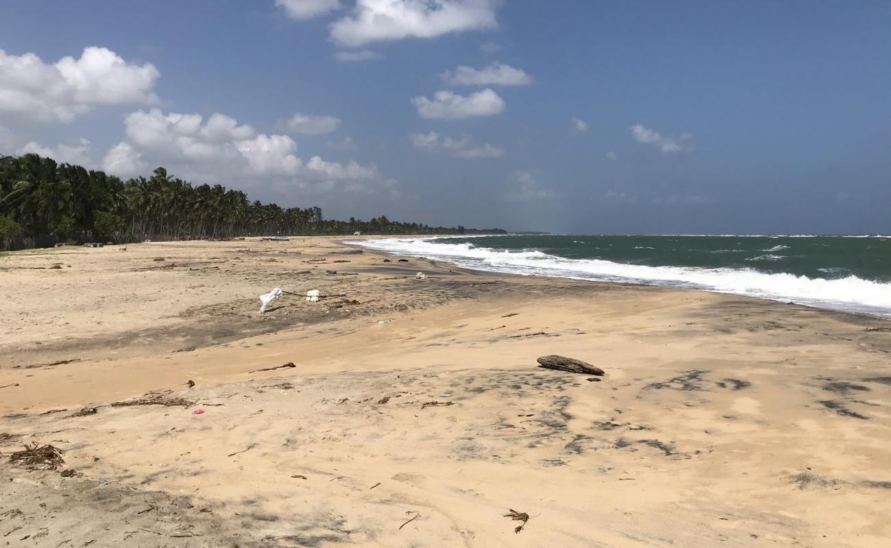 Foto af Thirukkovil beach med lys sand overflade