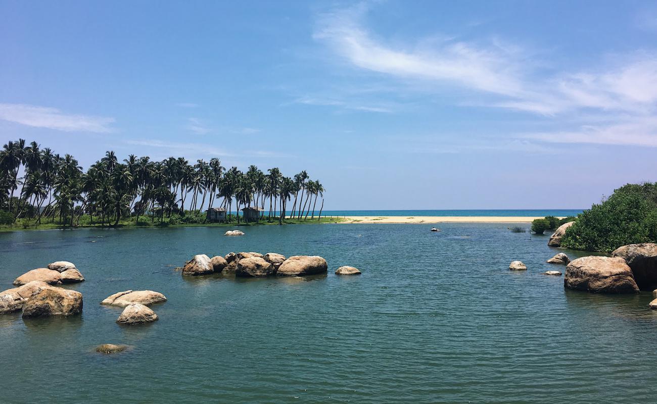 Foto af Komari Beach med lys sand overflade