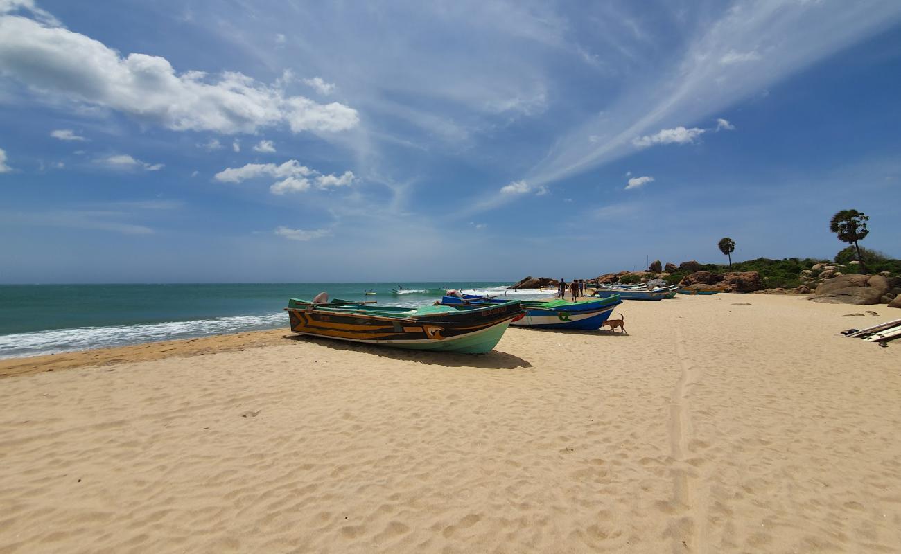 Foto af Pottuvil point Beach med lys sand overflade