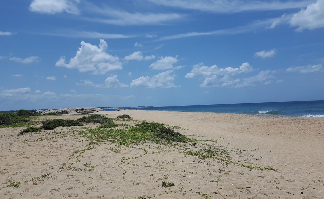 Foto af Okanda Beach med lys sand overflade