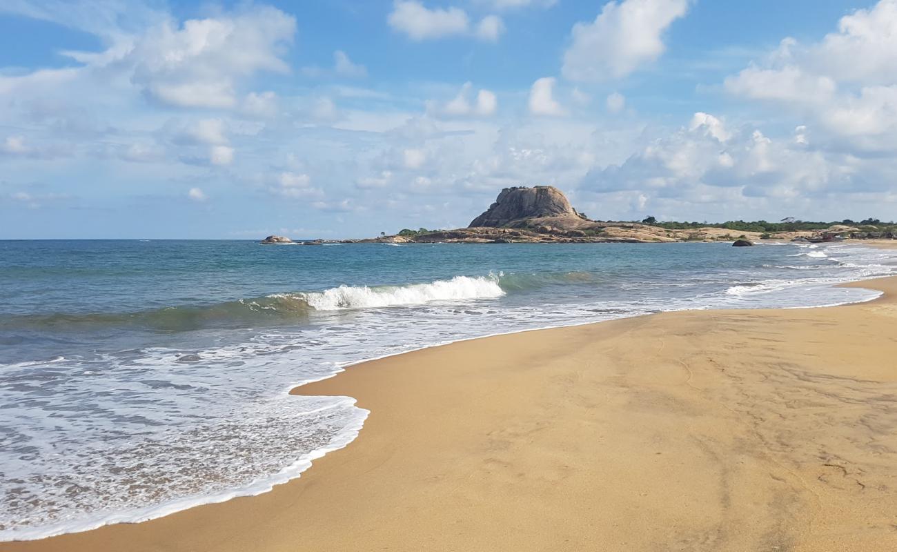 Foto af Patanangala Beach med lys sand overflade