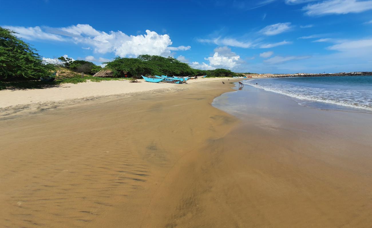 Foto af Kirinda Beach med lys sand overflade