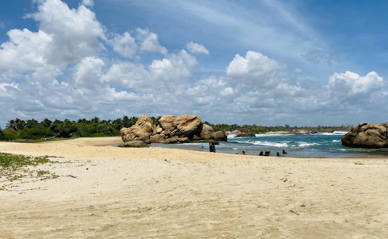 Foto af Nidangala Beach med lys sand overflade