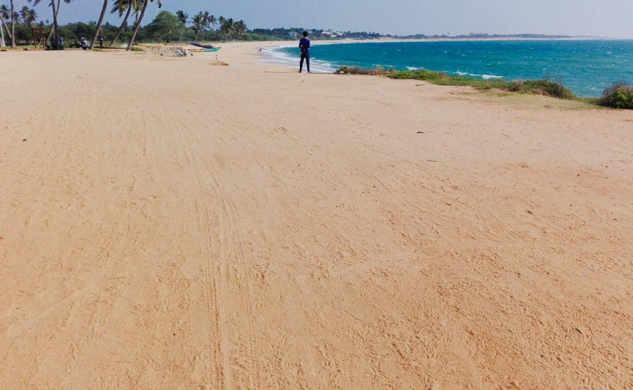 Foto af Hambantota Beach med lys sand overflade