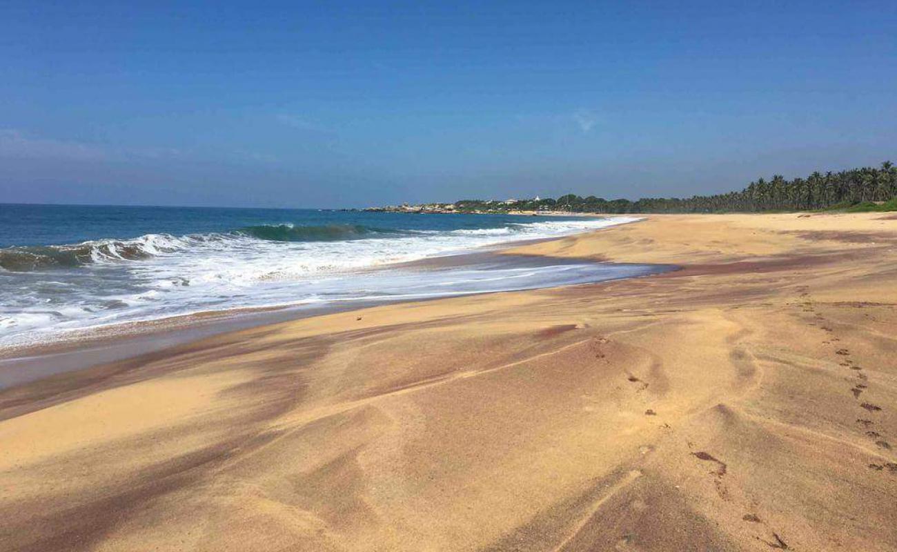 Foto af Godawaya Beach med lys sand overflade