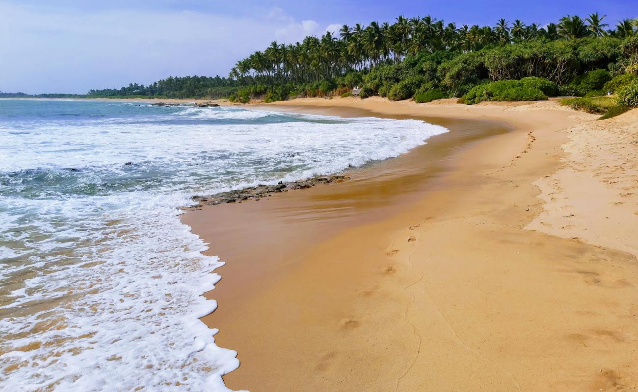 Foto af Rekawa Beach med lys sand overflade