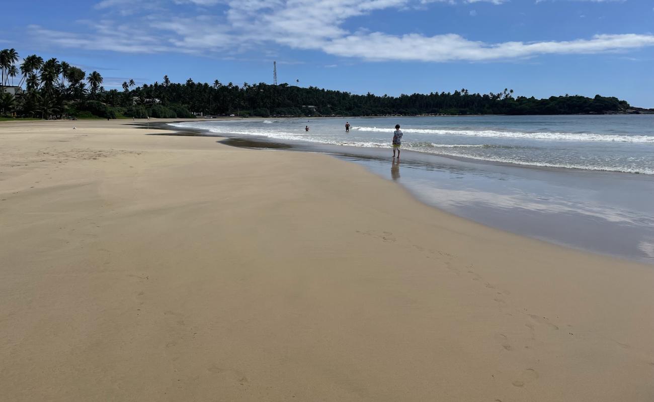 Foto af Dickwella Beach med lys fint sand overflade