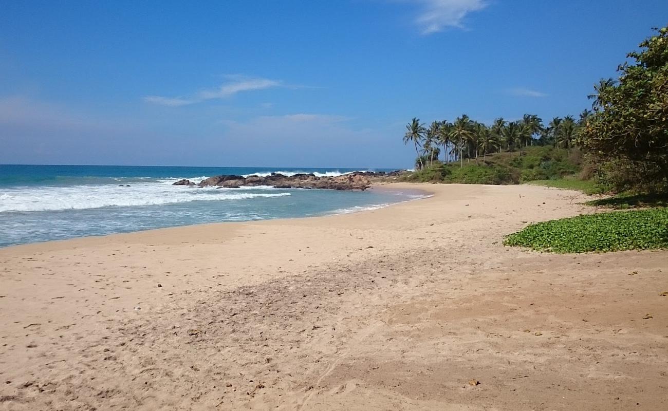 Foto af Batigama Beach med lys sand overflade