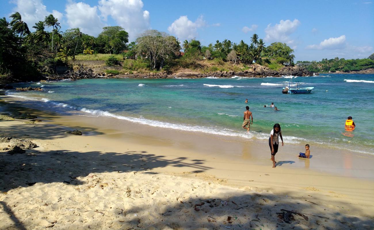 Foto af Beach of Devinuwara med lys sand overflade