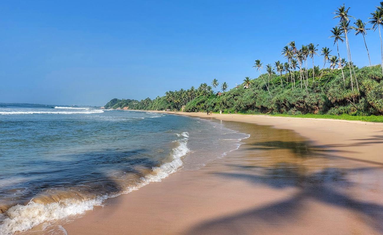 Foto af Lakshawaththa Beach med lys fint sand overflade