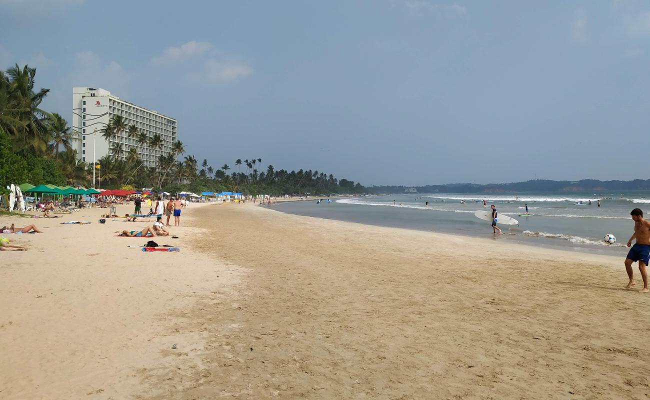 Foto af Weligama Bay Strand med lys sand overflade